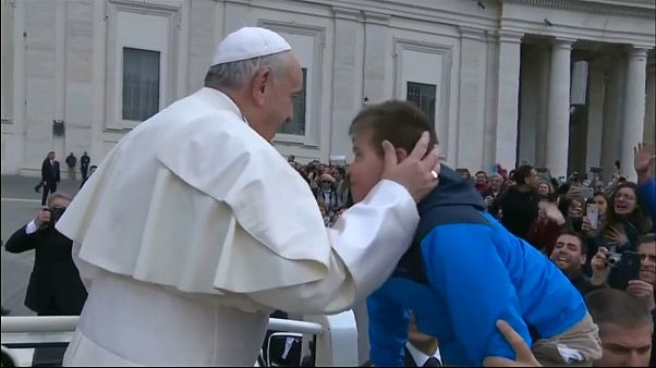 Papa Francisco com Peter Lombardi empoleirado no "carro papa" Papa Francisco com Peter Lombardi empoleirado no "carro papa"