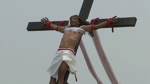Karfreitag auf den Philippinen: Freiwillige ans Kreuz genagelt Karfreitag auf den Philippinen: Freiwillige ans Kreuz genagelt