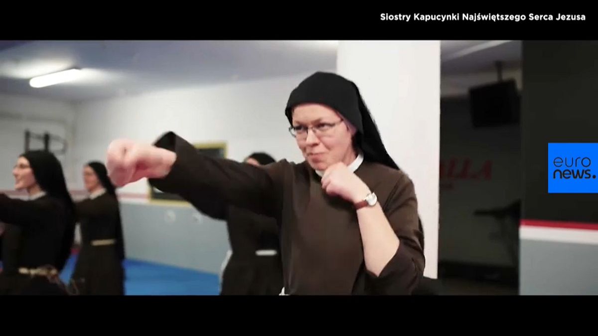 Las "monjas boxeadoras" polacas que quieren renovar su orfanato 