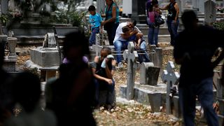 Похороны жертв пожара в венесуэльском изоляторе