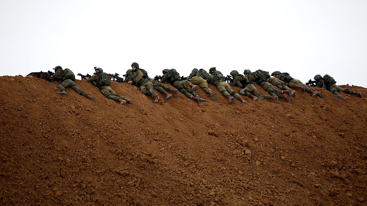 Izraeli katonák a gázai határ mellett