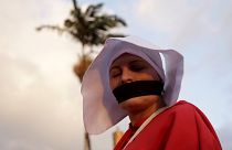 Una activista disfrazada de monja se manifiesta contra Fabricio Alvarado