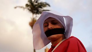 Una activista disfrazada de monja se manifiesta contra Fabricio Alvarado
