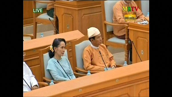 Myanmar: giura il neo presidente ma la leader è Aung San SuuKyi Myanmar: giura il neo presidente ma la leader è Aung San SuuKyi