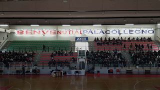 مباراة للتوظيف في ملعب لكرة السلة في تورينو الايطالية