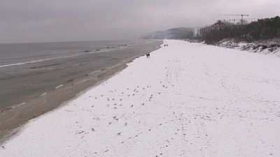 A praia de Miedzyzdroje, no Mar Báltico, coberta de branco