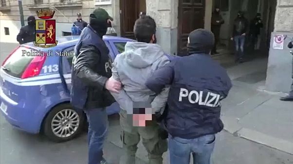 İtalya'da terör örgütü propagandası yapanlara gözaltı İtalya'da terör örgütü propagandası yapanlara gözaltı