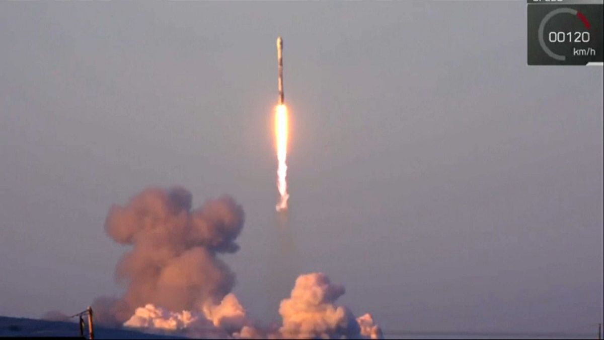 Falcon 9 с десятью спутниками стартовал с космодрома Ванденберг