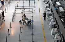 Greves deixam passageiros em terra