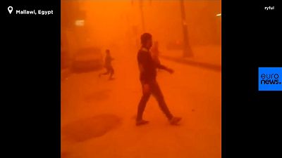 Huge sandstorm engulfs Egypt