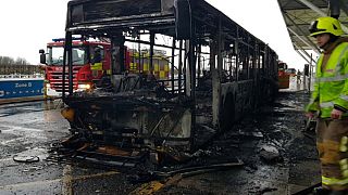 Londra: si incendia bus-navetta, voli sospesi per alcune ore a Stansted