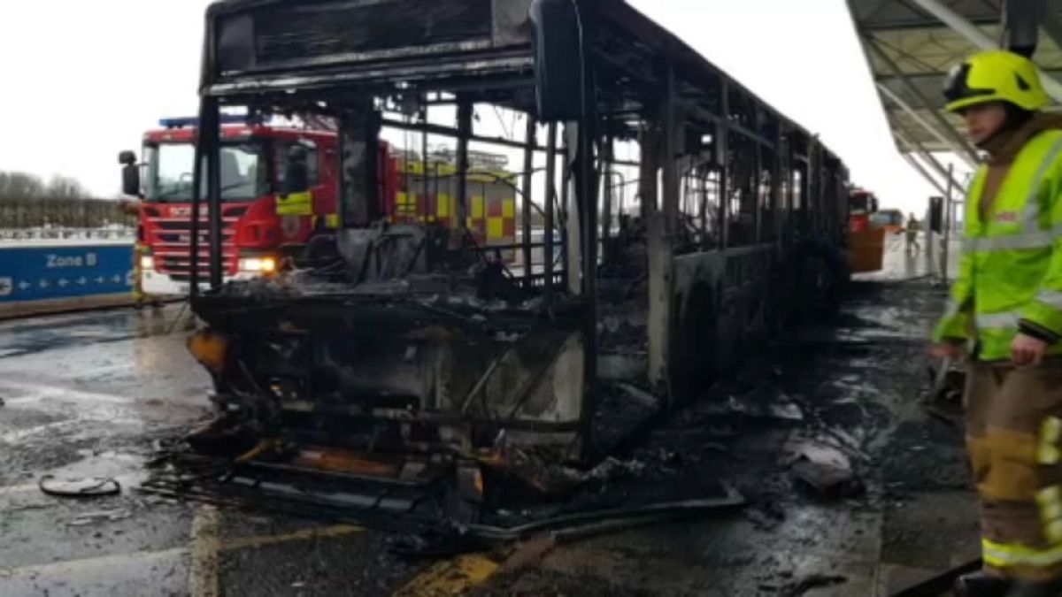 Kiégett egy busz a Stansted repülőtéren