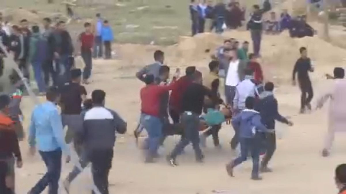 Véres tüntetéshullám a gázai határnál