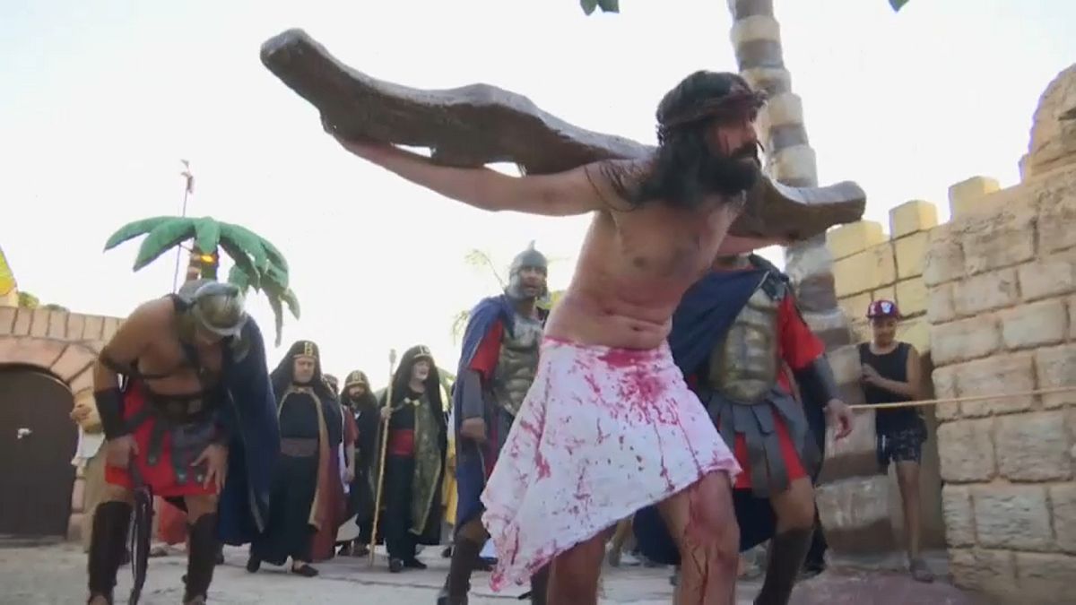 شاهد: تمثيل لمشاهد صلب المسيح في الأرجنتين