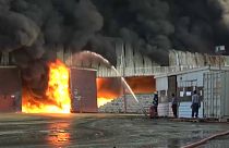حريق هائل في ميناء الحديدة اليمني يتلف مخازن الإغاثة الإنسانية