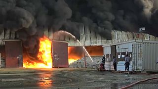 حريق هائل في ميناء الحديدة اليمني يتلف مخازن الإغاثة الإنسانية