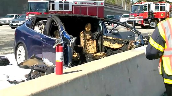 تيسلا تسحب 123 ألف سيارة بعد حادث كاليفورنيا تيسلا تسحب 123 ألف سيارة بعد حادث كاليفورنيا