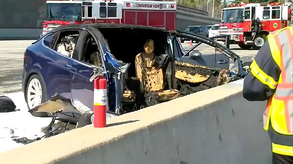 Usa, Tesla a guida automatica si schianta, morto il guidatore Usa, Tesla a guida automatica si schianta, morto il guidatore