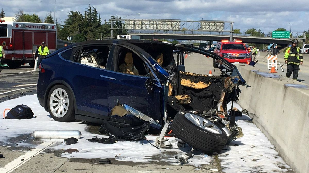 Tesla: Ölümlü kazada Model X aracımız otopilot modundaydı