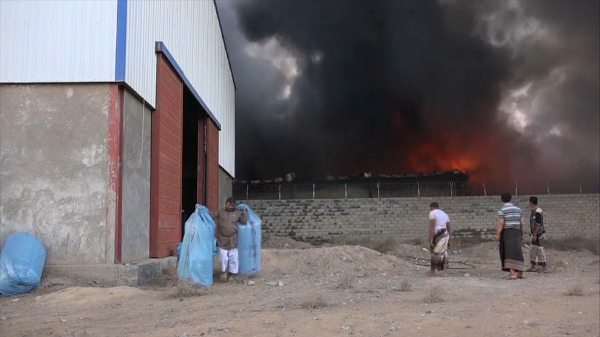 L'incendio ai magazzini del World Food Program al porto di Al Hudaida 