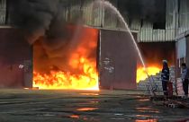 В Ходейде сгорели десятки тонн гуманитарной помощи