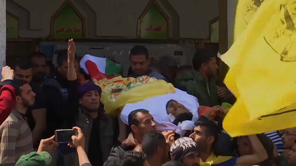 شاهد: المئات يشيعون قتلى مظاهرات غزة شاهد: المئات يشيعون قتلى مظاهرات غزة