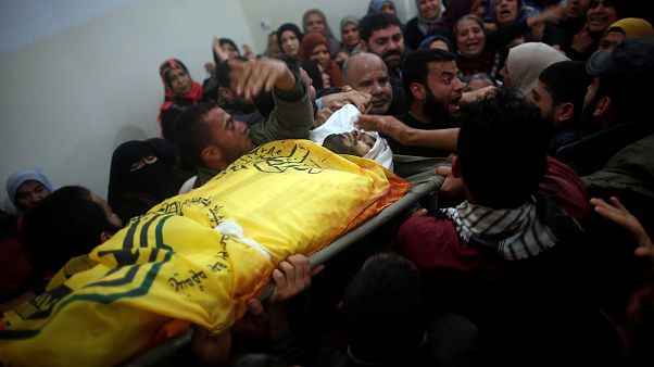 Les Palestiniens enterrent leurs morts Les Palestiniens enterrent leurs morts