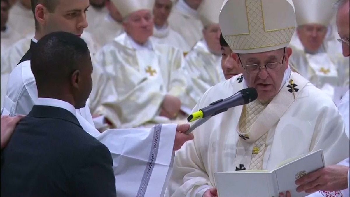 البابا فرنسيس يعمد متسولا نيجيريا تصدى للص كان يلوح بساطور