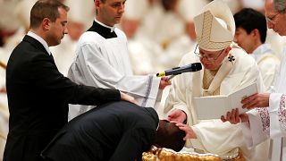 Papa Francis 'kahraman göçmen' Ogah'ı vaftiz ederken.