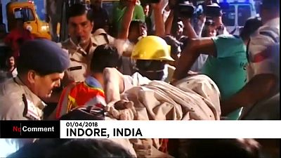 Queda de edifício faz 10 mortos no centro a Índia