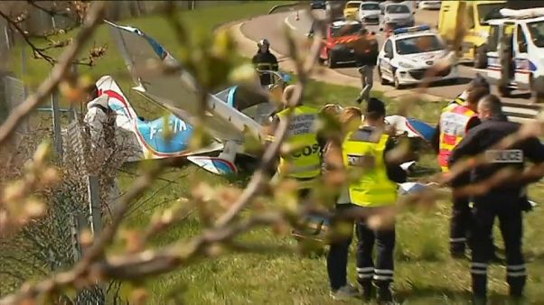 Un avion s'écrase au bord de l'autoroute Un avion s'écrase au bord de l'autoroute