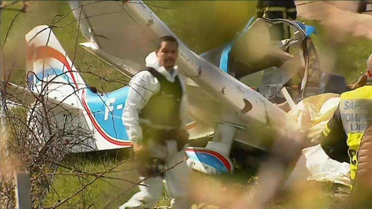 Francia: aereo bimotore si schianta in autostrada, 2 morti