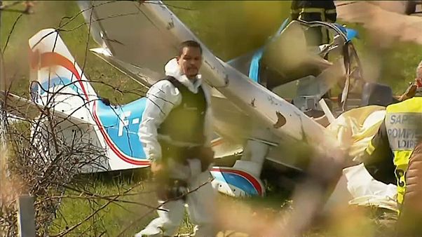 Francia: aereo bimotore si schianta in autostrada, 2 morti Francia: aereo bimotore si schianta in autostrada, 2 morti