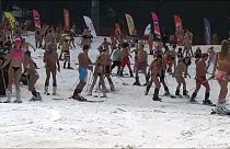 روس يتزلجون بملابس البحر لكسر رقم موسوعة غينيس