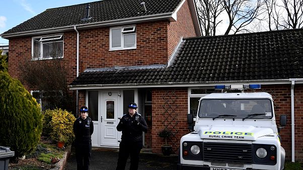 Наряд полиции дежурит у дома Сергея Скрипаля Наряд полиции дежурит у дома Сергея Скрипаля