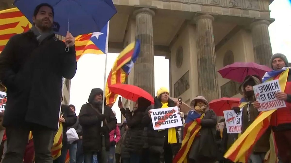 Manifestación de apoyo a Puigdemont a los pies de la Puerta de Brandeburgo