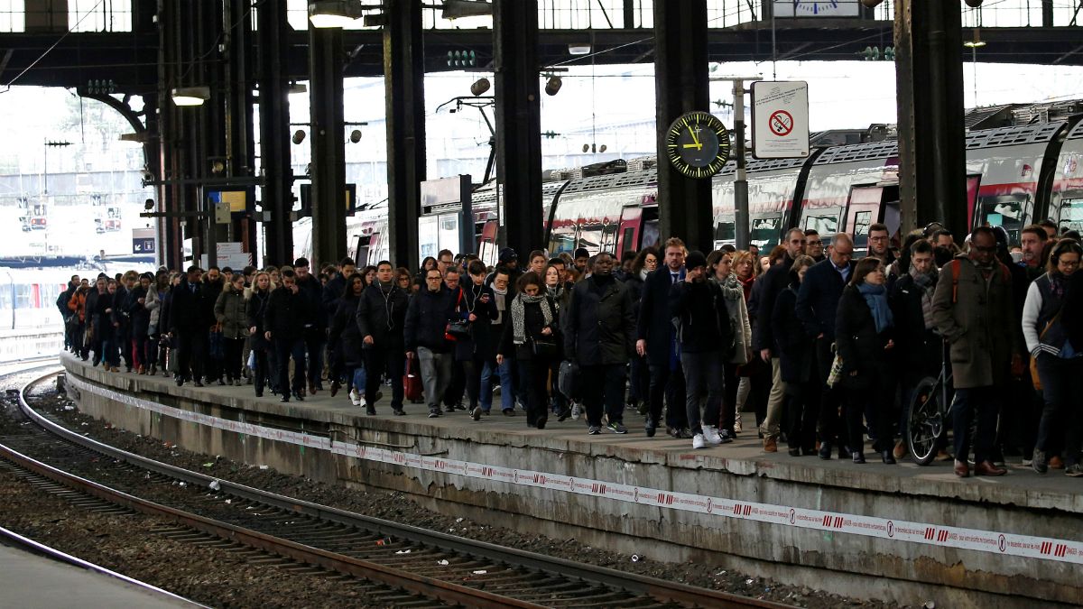 فرانسوی ها برای اعتصاب گسترده در بخش حمل و نقل آماده می شوند