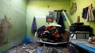 جانب من الدمار الناجم عن سقوط شظايا صاروخ على منزل بالرياض