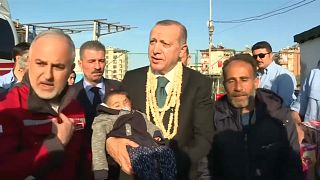 إردوغان يحمل الطفل السوري كريم