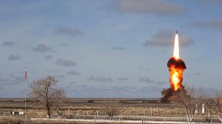 لحظة إطلاق مضدا صواريخ باليستية حديث للاخبتار في كازاخستان