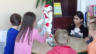 Aprender idiomas e matemática com robôs