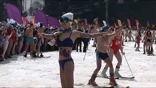 Лыжники в плавках и купальниках идут на рекорд