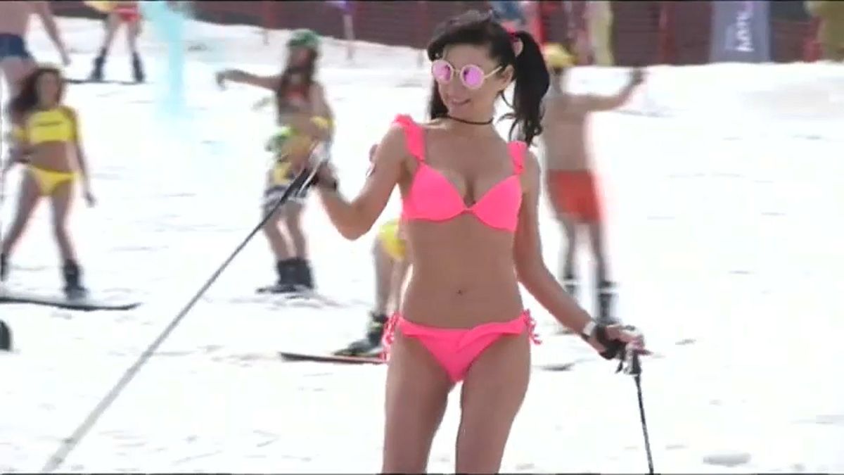Ruslar bikinilerle kayak yaptı