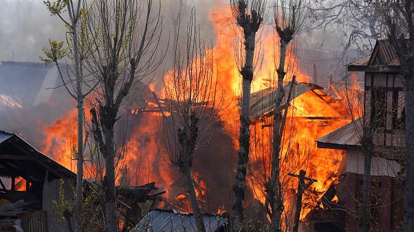 Scontri in Kashmir: 20 morti, decine di feriti Scontri in Kashmir: 20 morti, decine di feriti