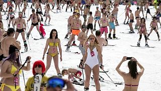 A Sochi in bikini sulla neve