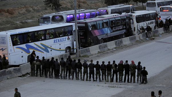 أهل الغوطة يصلون قبل مغادرة أرضهم أهل الغوطة يصلون قبل مغادرة أرضهم