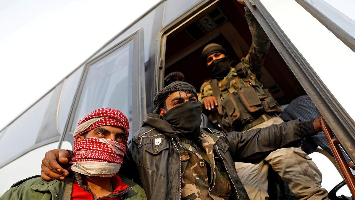 I ribelli evacuati sui pullman che li condurranno nel nord del Paese