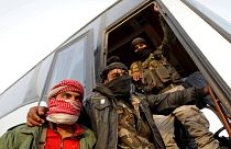 I ribelli evacuati sui pullman che li condurranno nel nord del Paese