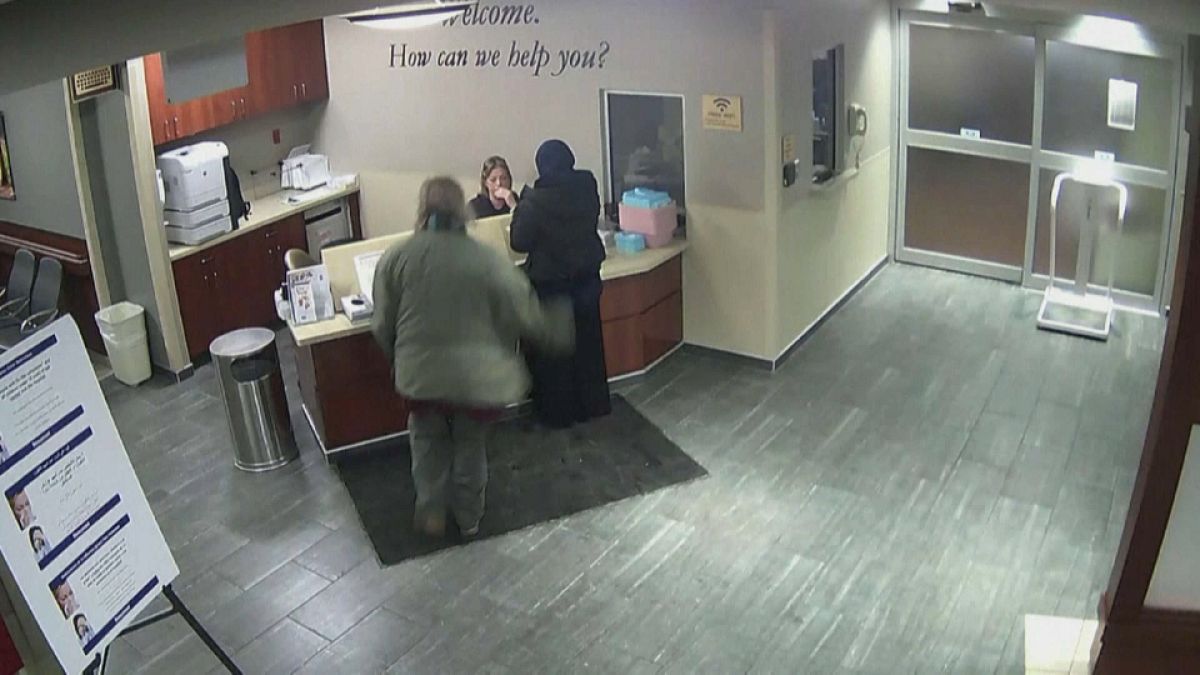 شاهد: أمريكي يعتدي بوحشية على فتاة مسلمة محجبة داخل مستشفى
