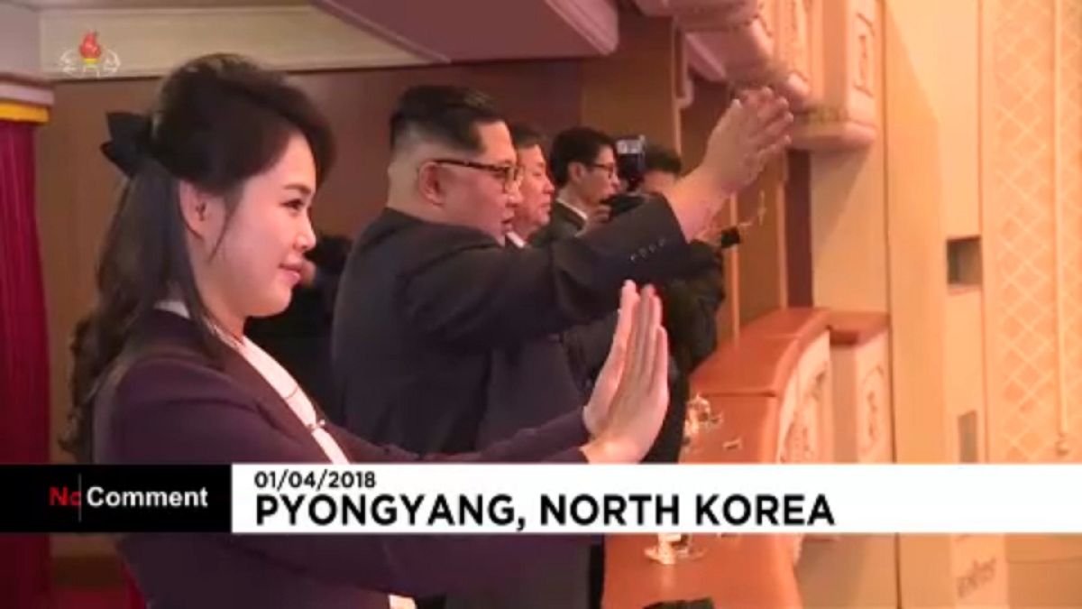 Az észak koreai diktátor a déli művészek előadásán